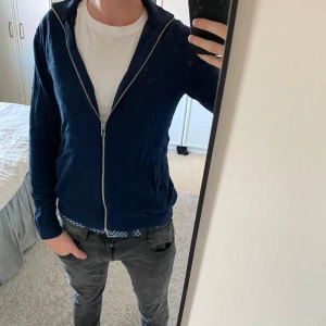 Jack and Jones helzip  - Säljer nu denna riktigt feta mörkblåa helzipen i skönt matrial. Använd få gånger och utan några som helst slitage. 💯💯Den är köpt för 799 på Jack and Jones och mitt pris är 249💯💯💯 