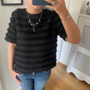 Svart blus  - Så snygg blus med fransar🌸 