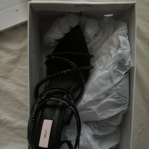 Klackskor  - Säljer dessa oanvända klackar ifrån Nelly👠 De har aldrig kommit till användning tyvärr. Sista bilden är lånad! Nya ligger på 699