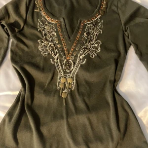 Jättefin tröja med vackra detaljer - Super fin, har aldrig kommit till användning dvs i super bra skick som ny. Strl S/M från SOLO.