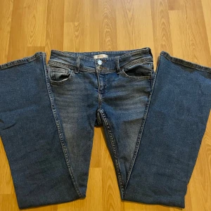 Bootcut jeans - Låg midjade jeans från gina tricot 💗 nästan aldrig använda💗 säljer pågrund av att de är för små💗 skriv för mått och bilder