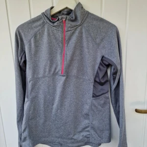 Träningströja - Tränings zip tröja, reflexer fram och bak, stl M, utan anmärkningar mer än att s;et gått bort lite nertill men inget man tänker på och att vart den är från har försvunnit i tröjan, övrigt mjuk fodrad inuti.