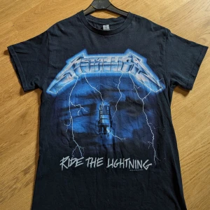 Metallica t shirt  - Säljer min Metallica tröja den är storlek s bra skick är från Emp