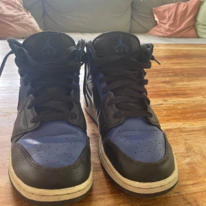 Mörkblå mid jordens -  Jag har inte använt om super mycket men fortfarande några gånger det är I väldigt bra skick. Dom sitter väldigt bra och är jättesnygga på. Man ser inte att de är lite slitna med jeans och det märks ändå inte. Betalade 2000kr. Pris kan diskuteras. 