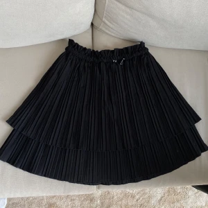 Svart kjol från Zara - Kjol från Zara i storlek XS. Endast använd en gång, inga defekter. 