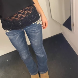 Blå lågmidjade jeans storlek 158  - Fina blå bra kvalite utsvängda Skicka om du vill ha fler bilder är borta till 6 augusti typ så tryck inte på köp nu. 