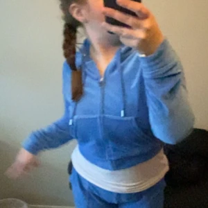 Juicy hoodie  - Säljer min blåa juicy couture hoodie med diamanter på ryggen. Jätte fint skick precis som ny då den är använd 2-3 gånger. Pris kan diskuteras 🥰