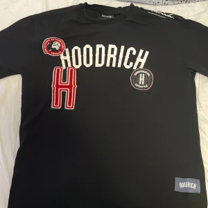 Hoodrich t shirt - Den e i bra skick