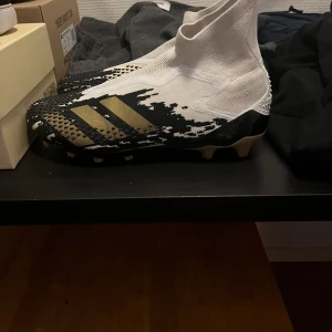 Adidas fotbollsskor  - Hej, säljer dessa sällsynta fotbollsskor. Har tyvär inte lådan då den är slängd. Skick 9,5/10. 