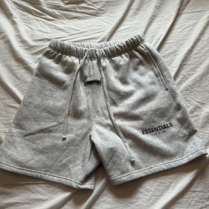 Fear of god shorts - Fear of god shorts i mycket bra skick! Säljer då det inte är min stil längre.