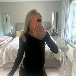 Leopard body - Skit snygg och cool sammets body i coolt mönster med snygga detaljer från prettylittlething🤍🔥🍾