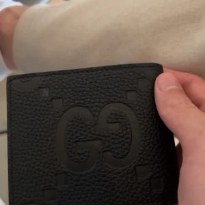 Gucci Jumbo Plånbok - Säljer denna plånbok som är helt ny. Endast plånbok och äkthets certifikat tillkommer. Det finns gott om utrymme för både kort och sedlar. Nypris ligger på 6000kr, certifikat visas endast för seriösa köpare!