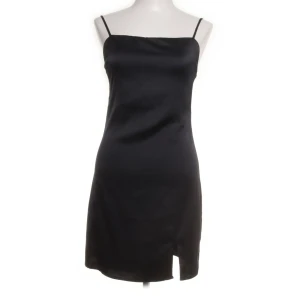 Satinklänning - Satinklänning med slits från Bikbok! Två första bilderna är inte mina 🤍