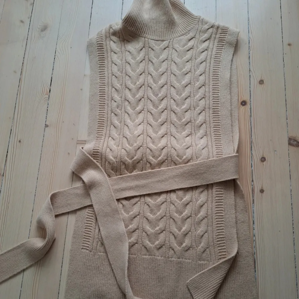 Costal grandmother vibe på denna sweater vest med öppna sidor och knyt detalj. Är i storlek 36 men är menad att vara overzied så man kan ha den som st 38 men då är den inte lika overzized. . Stickat.