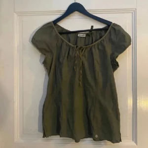 söt blus i oliv 🎀 - köpte den här söta blusen från Plick. Har testat en gång men det passade inte i min storlek. bilderna är inte mina utan säljarens innan. 💗