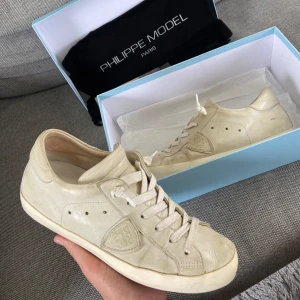 Philippemodel  - Säljer dessa vita/beigea philippemodel skor i storlek 40 som är i bra skick. Har dessa och några andra par där det är begränsat med box och dustbag så det är först till kvarn för att få, skriv för fler bilder/frågor🙌🏼