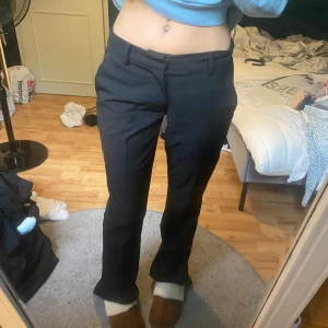 Lågmidjade kostymbyxor  - Super fina och i bra skick! Från bik bok och köpa för runt 500kr Dom är lite stora på mig därför jag säljer. Hör av er för frågor eller fler bilder💕!pris kan diskuteras!