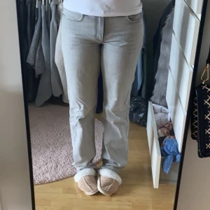 Gina jeans  - Ljusgråa jeans från Gina som inte kommer till användning. As bra skick och inga defekter🥰