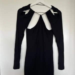 Klänning  - Supersnygg festklänning med snygga detaljer. Klänningen är helt oanvänd. 🖤