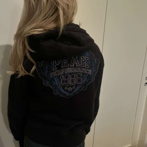 Vintage hoodie  - Säljer denna vintage hoodie!! Köpt second hand. Men inga defekter💞