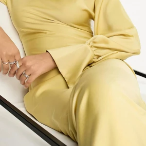 ASOS Design klänning.  - Helt ny, oanvänd. 