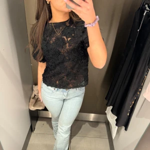 Topp med detaljer - Suuuper snygg topp med rosdetaljer på hela. Den är helt ny och oanvänd. 