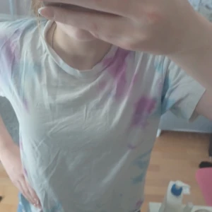 Färgglad t-shirt  - Jättefin t-shirt från h&m🥰 Jätte bra skick säljer pga att det inte är min stil😘