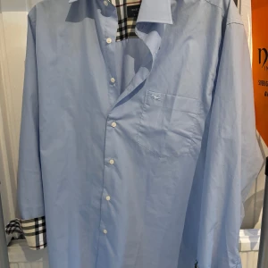 burberry skjorta - storlek M, är 185cm och den sitter bra på mig, använd fåtal gånger och är i fint skick. vid fler funderingar hör gärna av er!