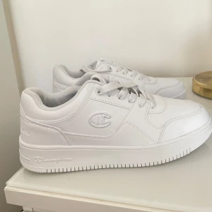 Champion vita sneakers  - Helt nya Champion vita sneakers 🤍vid köp av fler saker sänks priset🤍🌸 Är storlek 40 men skulle säga att den passar 38-39 också