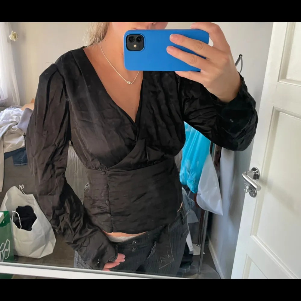 Superfin svart topp från nakd med prislappen kvar! . Puserot.