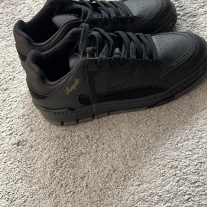 Arigato - Area Lo sneaker - Helt nya Arigato Area Lo sneakers, använda endast en gång. Ny pris: 3100kr Vårt pris: 1800kr Vi lyssnar på bud men till rimliga priser. Kvitto nedkommer tyvärr ej men arigato skopåsen och en större påse medkommer. Vid mer information kom DM.