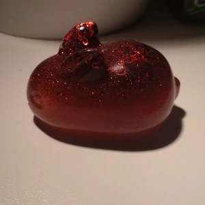 Röd kärlekskanin prydnad  - Röd kärlekskanin i plast, ge bort till din älskade💕 helt tillverkad av mig!