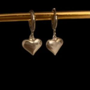 Örhängen  - Hjärtaörhängen som säljs i par, betalning med köp nu🫶🏼