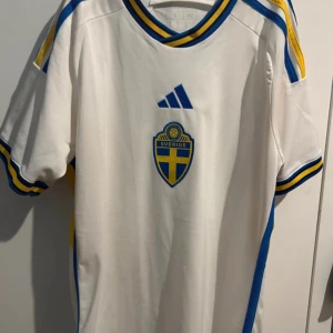 Sverige 2022 bortaställ - Sverige 2022 bortaställ i storlek Small. Säljer för passar inte mig.