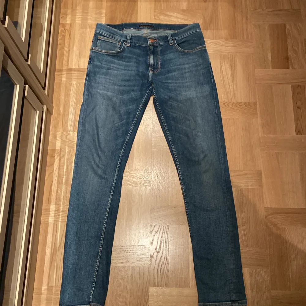 Säljer dessa feta jeans från Nudie | Skicket på jeansen är mycket bra | Storleken på jeansen är 33/34 | Mitt pris ligger på 450kr |. Jeans & Byxor.