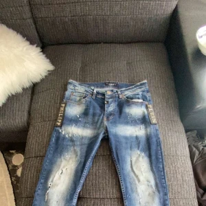 Philipp plein jens  - Hej! Jag säljer dessa byxor pågrund av att de är små på mig!Byxorna är i storlek 32 är helt perfekt och det finns inte problem med byxorna och inga håll i😊