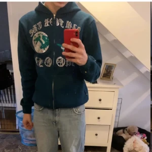 Aim for the moon Hoodie röd rhinestone - Aim for the moon Hoodie röd rhinestone i fint skick  Storlek large Meetup i Karlskoga eller Degerfors, kan även posta 