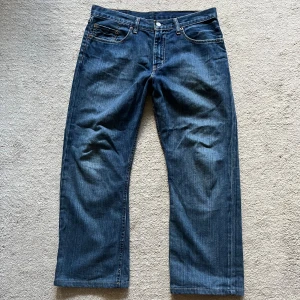 levi’s jeans  - superfint skick sparsamt använda. inga skador eller hål.💕sitter lite baggy på mig som är 160 så perfekt för dom som gillar den lite större stilen på byxor. unisex då jag tycker dom passar på alla!💕skriv för bilder elr frågor midjemått 44cm