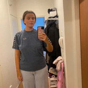 T-shirt från Kappa - Blå tröja från kappa med logga på bröstet och längs armarna. Köpt second hand men annars i väldigt bra skick☺️