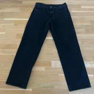 Levi’s 568 - Sjukt eftertraktade jeans ifrån Levi’s. Ett par 568 i färgen svart. Passformen är loosefit. Använt endast 3 gånger så i väldigt bra skick! Nypris: ca 1200kr  Storlek: 30/32