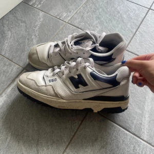 New balance 550 navy beige white - Lite använda men som nya om man tvättar de. Super bekväma. Skriv innan du köper!