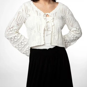 Magisk hålvirkad kofta - Topp/kofta från Indiska, hålvirkad med knytning och vida ärmar.  I nyskick.  Frakt tillkommer eller möts i Stockholm city 