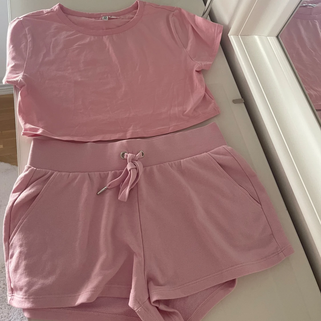 Rosa shorts och t-shirt  - 90