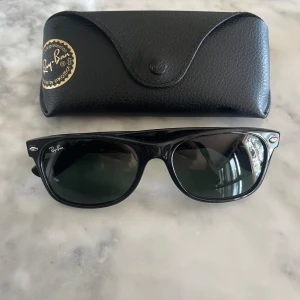 ray-ban solglasögon ”new wayfarer” 901 - super snygga solglasögon från ray-ban i färg 58/18 i princip nya nypris ca 2500 pris är diskuterbart  