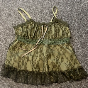  Grön tröja -  Säljer detta linnet den här från SHEIN köptes för någon vecka sedan har inte använt den förutom en gång tycker inte den är fint på mig är i storlek S