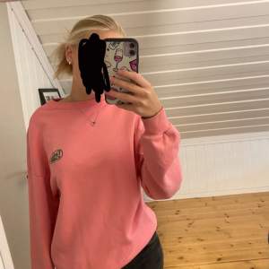 rosa sweatshirt med grönt tryck från junkyard. nästan aldrig använd. nypris: 499🩷💚