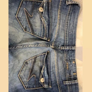lådmidjade bootcut jeans med tryck där bak - assnygga esprit lådmidjade bootcut jeans. säljer då jag behöver pengarna. skriv för fler frågor/bilder ❤️