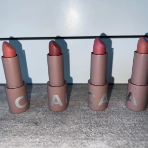 Caia läppstift  - 4st matta läppstift ifrån caia. Kostar 225kr/st nya, säljer alla för 350kr eller 100kr/st 
