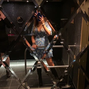 Zara klänning - Stl xs i mönstrad zara klänning. Endast använd vid 2 tillfällen så i väldigt fint skick. Perfekt till lite finare tillfällen eller om man ska ut och äta! Nypris 399kr