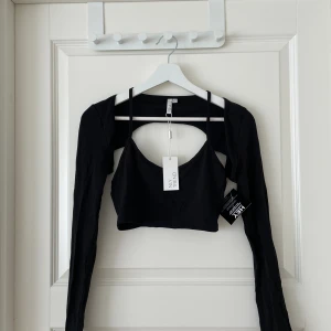 Crop top linne och bolero  - Crop top linne och bolero set från Nelly med lappar kvar aldrig använt 